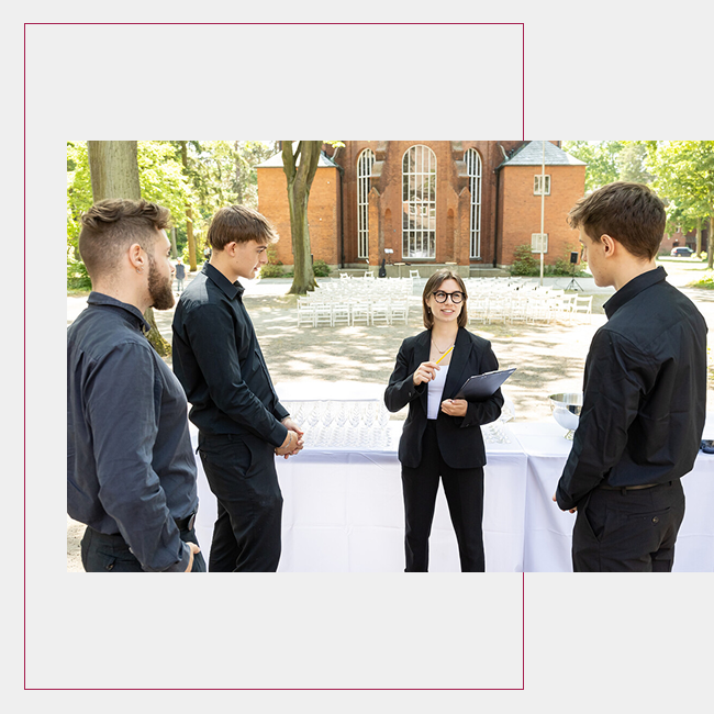 Mitarbeiter auf einem Event besprechen sich