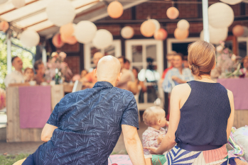 Familie feiert in einer Party Location