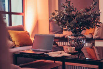 Laptop auf dem Tisch in einem gemütlichen Ambiente