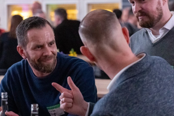 Mitarbeiter unterhalten sich auf einem Team Event