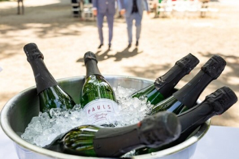 Sekt im Vordergrund und Hochzeitspaar im Hintergrund